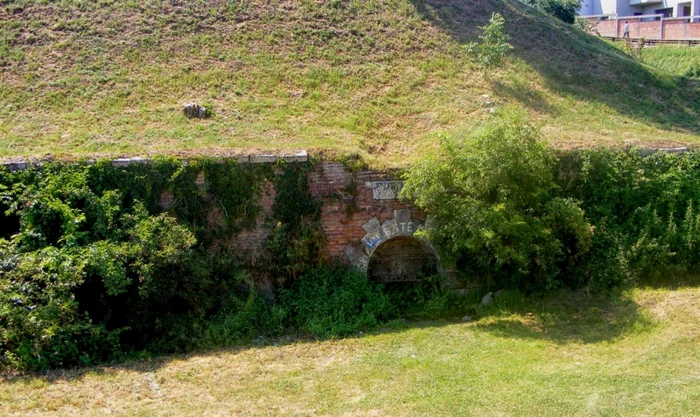 Izvor de la baza terasei Cetăţii Alba Carolina amenajat în anul 1881