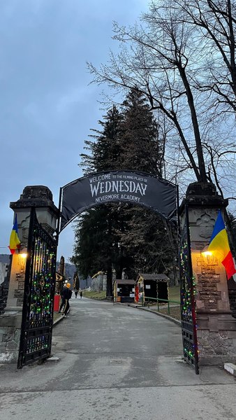 Surprize pentru fanii serialul „Wednesday”, la Castelul Cantacuzino. Numărul de vizitatori s-a dublat