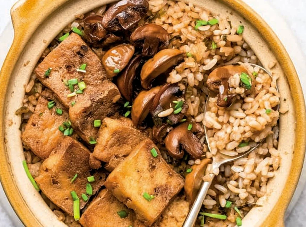 orez in vas de lut cu tofu prajit jpg