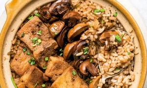 orez in vas de lut cu tofu prajit jpg