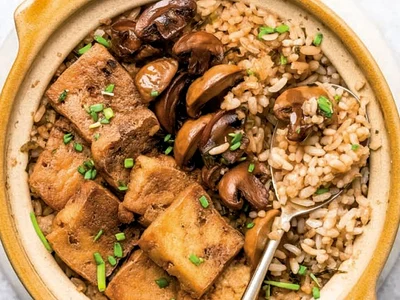 orez in vas de lut cu tofu prajit jpg