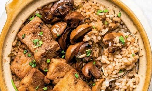 orez in vas de lut cu tofu prajit jpg