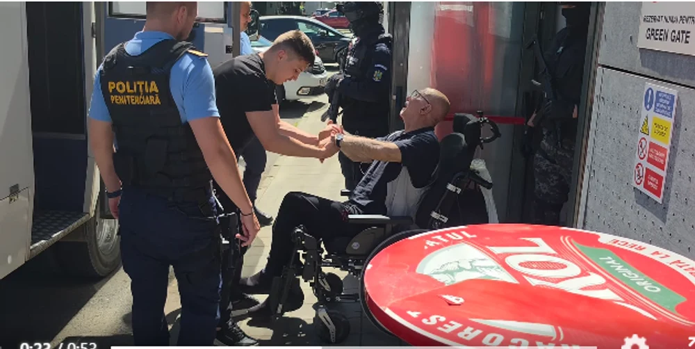Omar Hayssam, filmat în scaun cu rotile la Tribunalul Ilfov. A cerut să fie eliberat condiționat pentru a se putea trata în străinătate