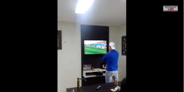 un suporter sparge televizorul