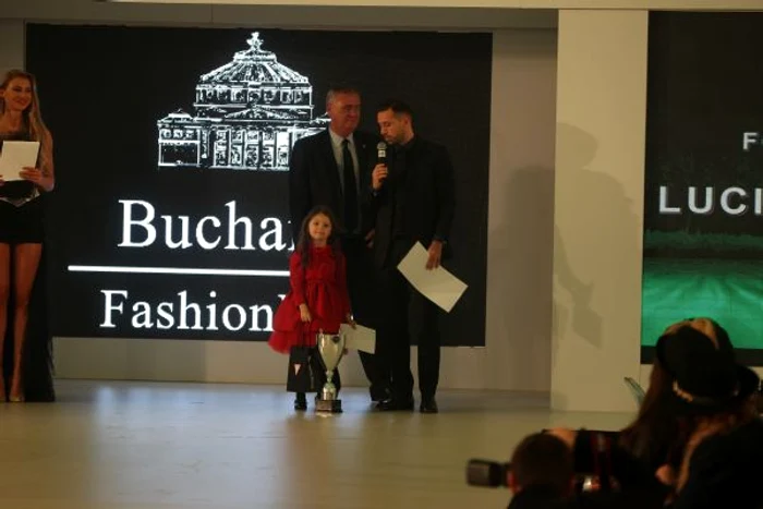 Fiica lui Sânmărtean s-a fotografiat foarte mândră alături de trofeul primit de tatăl ei