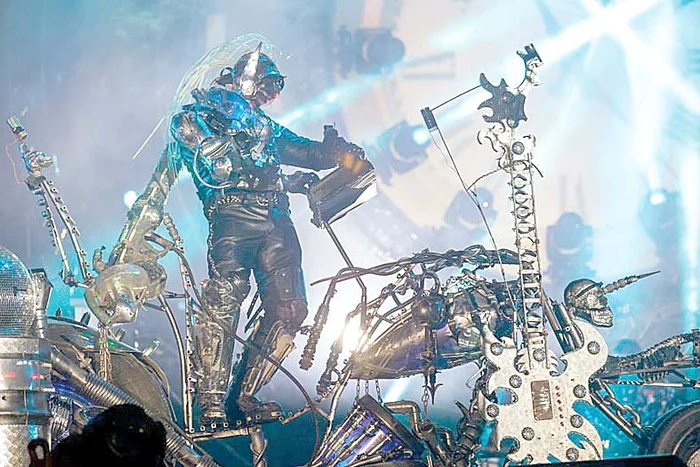 Roboţi de 5 metri înălţime