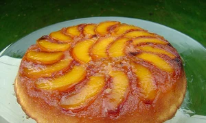 tarta rasturnata cu piersici jpeg