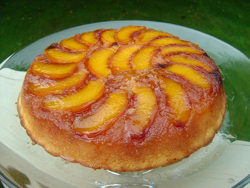 tarta rasturnata cu piersici jpeg