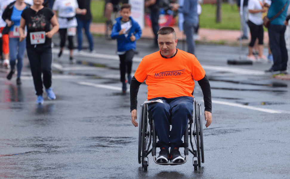 Povestea românului în scaun cu rotile care inspiră persoanele cu dizabilități
