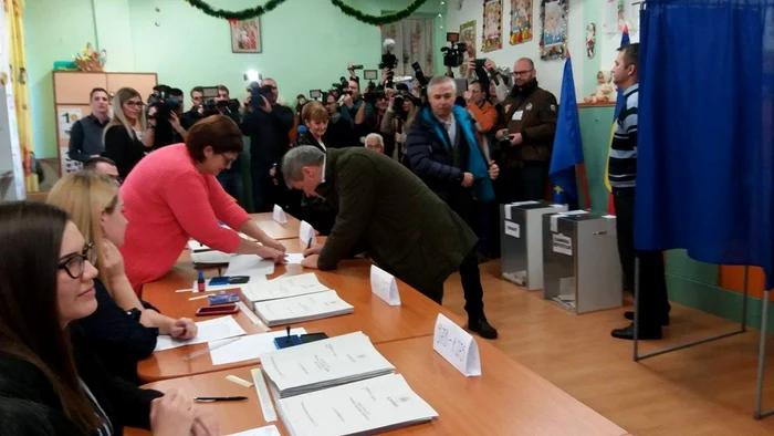 Dacian Cioloş a votat FOTO Andreea Vilcovschi