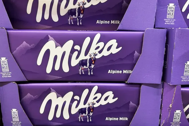 Ciocolata Milka, în centrul unui scandal după ce consumatorii au reclamat că produsul a fost redus ca gramaj, dar vândut la un preț mai mare