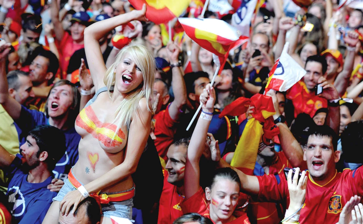 Suporterii Spaniei au petrecut pe străzi până ieri, iar aseară  şi-au aplaudat jucătorii,  care le-au prezentat trofeul