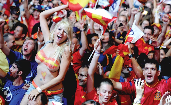 Suporterii Spaniei au petrecut pe străzi până ieri, iar aseară  şi-au aplaudat jucătorii,  care le-au prezentat trofeul