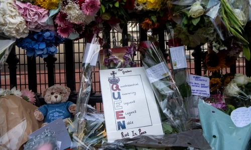 omagiu reginei Elisabeta a II a   Palatul Buckingham   shutterstock 2199988189 jpg