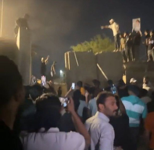 Reuters: Protestatarii au incendiat ambasada Suediei la Bagdad