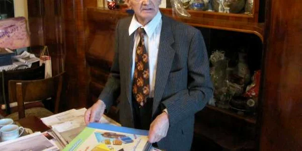Tiberiu Guban răscoleşte cu plăcere lucrurile care îi amintesc de fabrica Guban FOTO Ştefan Both