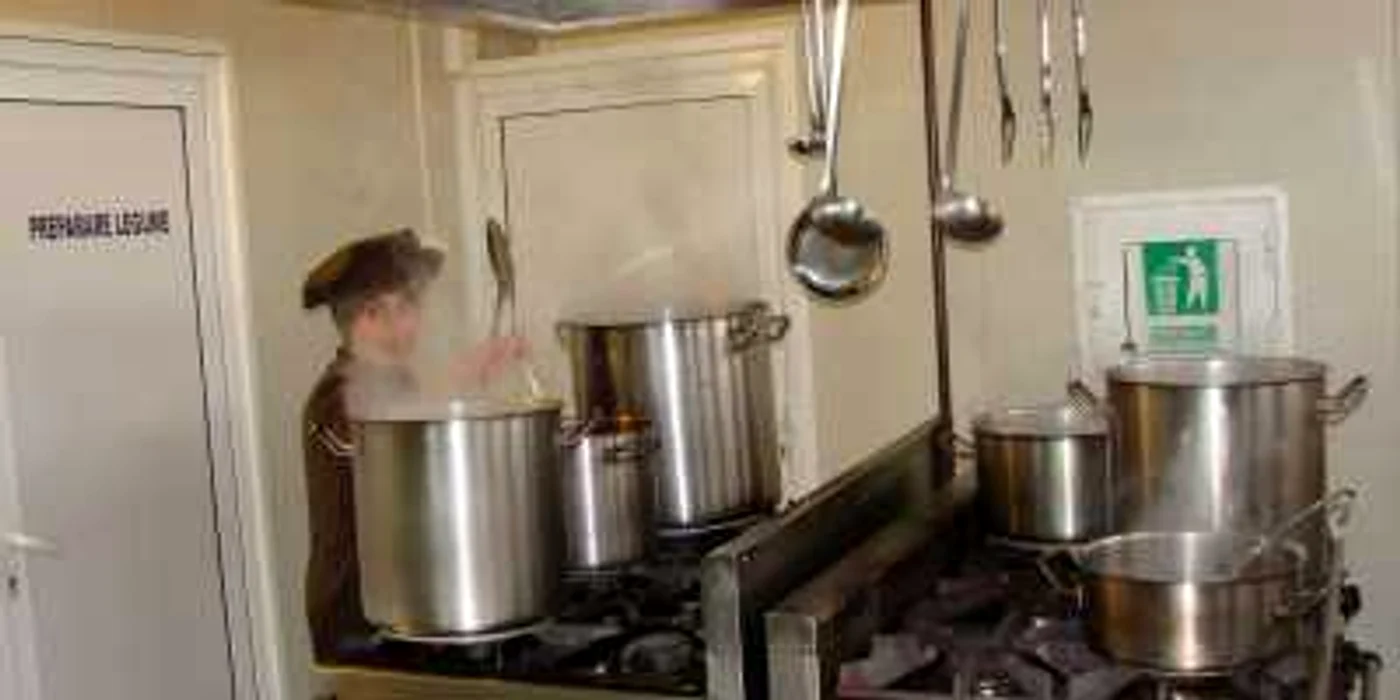 Bucătăresele restaurantului pregătesc mâncarea pentru petrecere