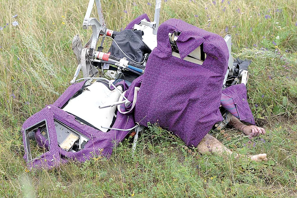 Trupurile unor pasageri au rămas încarcerate în scaunele avionului