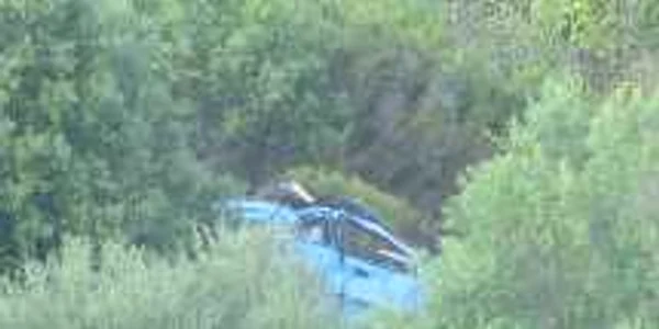 Șoferul a scăpat doar cu răni minore după ce mașina pe care o conducea s-a prăbușit în gol 