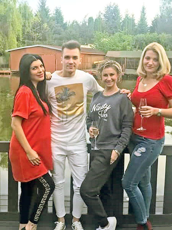 Andreea Tonciu a petrecut  împreună cu soţul şi cu  naşa ei, Anamaria  Prodan, la Snagov