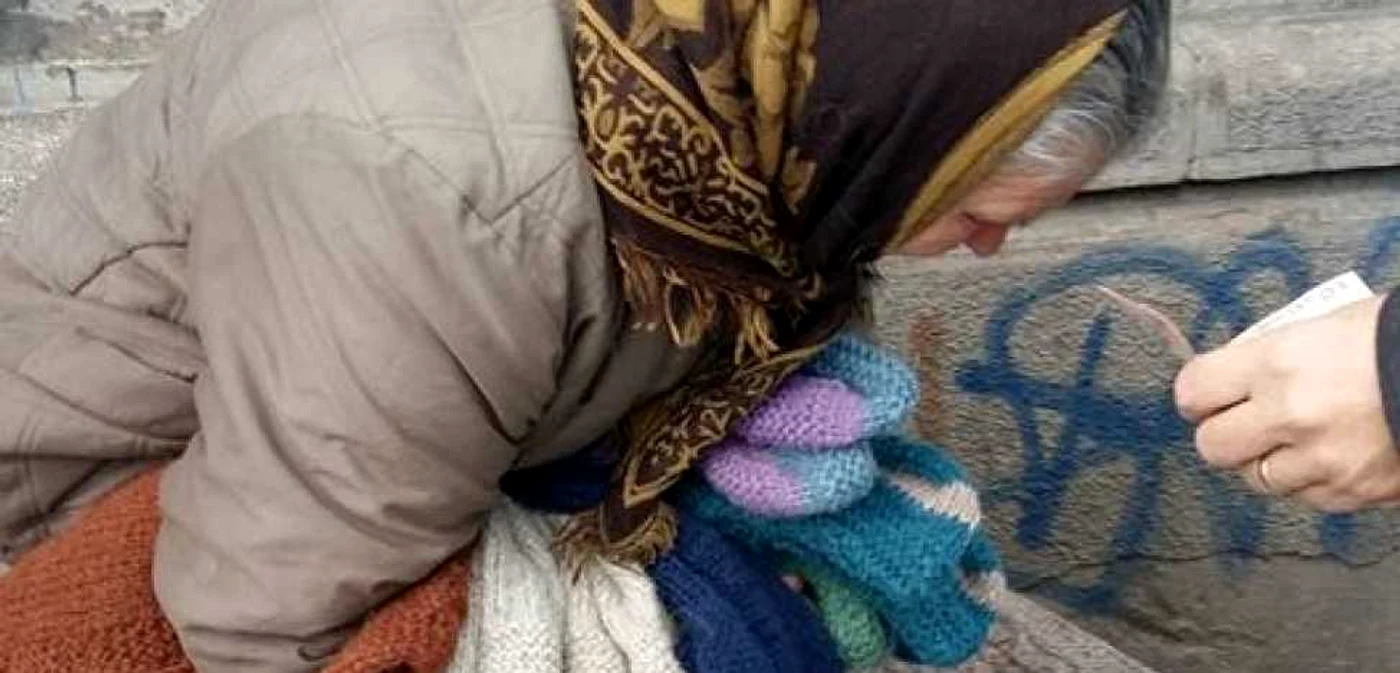 Confecţiile din lână naturală vândute de bătrână au preţuri de până la 40 de lei. FOTO Facebook Carla Alina Buleanu