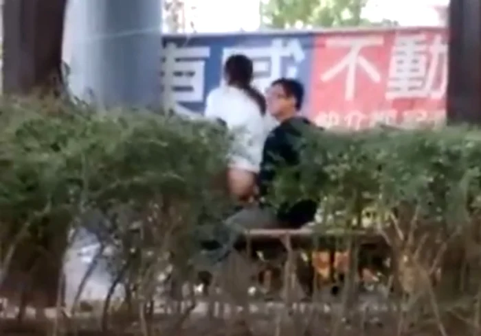 
    Tinerii nu au observat că au fost filmaţiCaptură video  