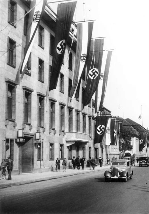 Steaguri germane și maghiare în Berlin, în august 1938 (© Das Bundesarchiv Bild 183-2005-1017-526)