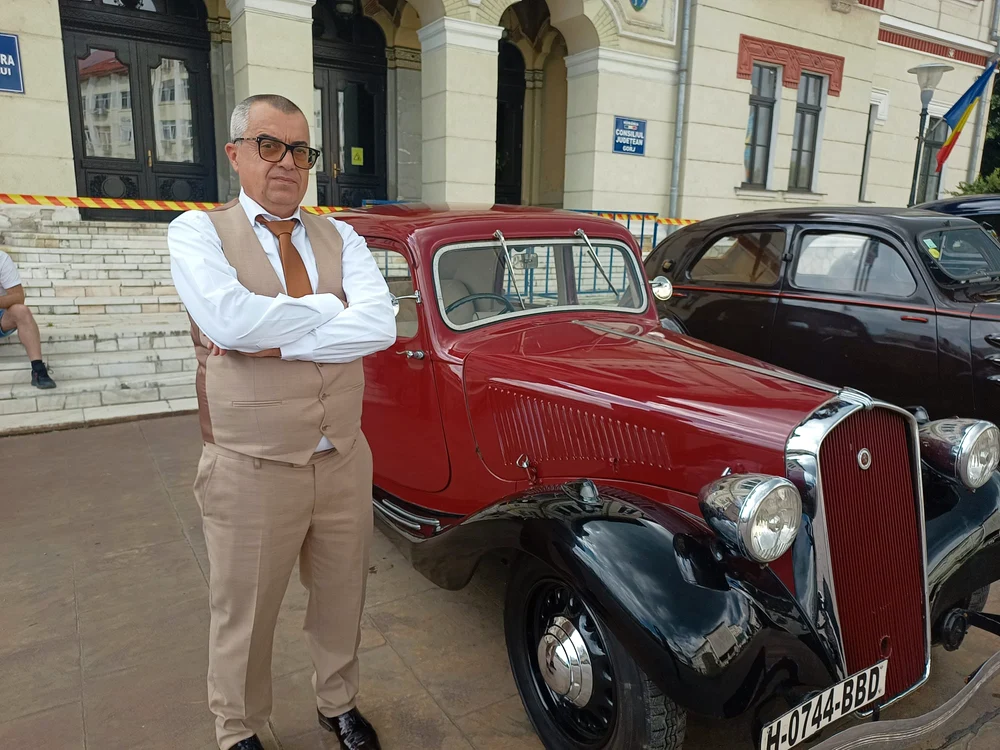 Cristian Juscu deține o colecție de mașini vechi Foto: Alin Ion