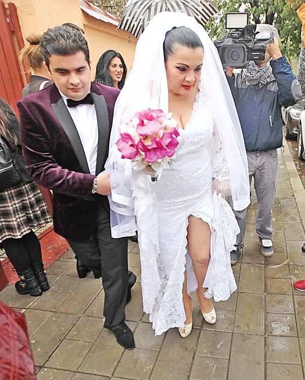 Rochia miresei a fost creată de Cătălin Botezatu. Avea decolteu generos şi o crăpătură adâncă ce-i lăsa picioarele la vedereFotografii: Roberto Sălceanu, Mihai Ionescu