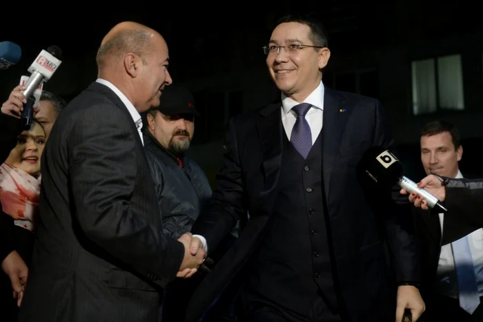 Victor Ponta, candidat PSD-UNPR-PC la prezidenţiale, dând mâna cu Sorin Oancea, principalul actionar şi directorul B1 TV, înaintea celei de-a doua dezbateri televizate cu Klaus Iohannis, miercuri seară, 12 noiembrie FOTO Mediafax