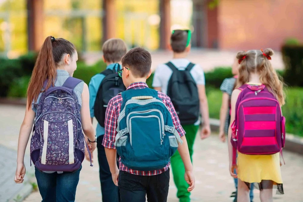 Cifre triste: 6 din 10 elevi au început anul școlar fără rechizite, ghiozdane sau încălțăminte. Părinții abia mai fac față cheltuielilor