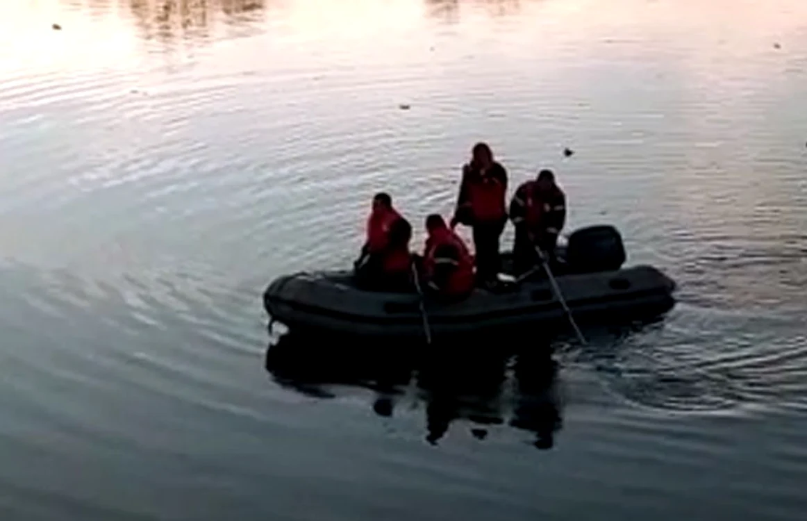 Pompierii îl caută pe bărbat în apa lacului Tismana