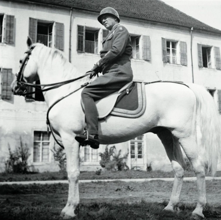 Generalul Patton călare pe un armăsar lipițan