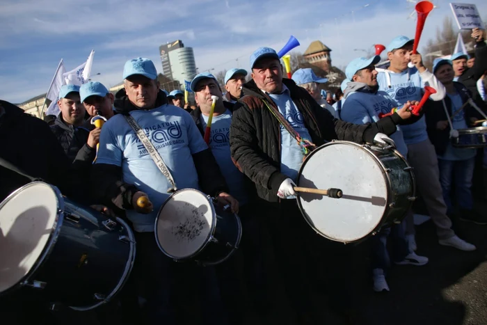 Sindicaliști la proteste bătând la tobe