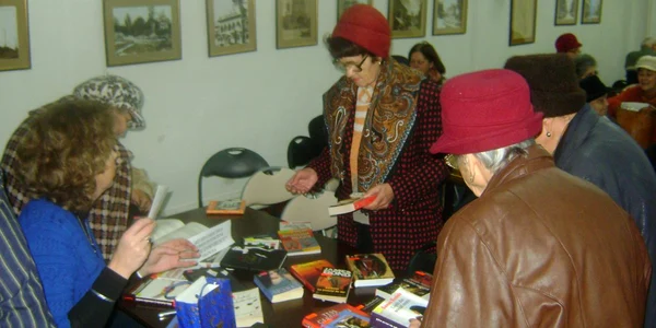 Membrii clubului şi-au propus să lectureze cărţile primite ca donaţie