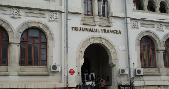 Justiţiabilii se grăbesc să îşi rezolve problemele până la sfârşitul săptămânii.