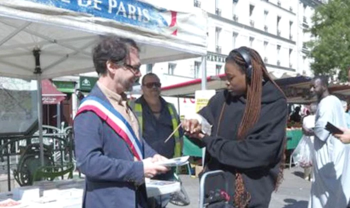 El îi îndeamnă pe parizieni să mângâie rozătoarea. SURSĂ FOTO: X/Capturi video