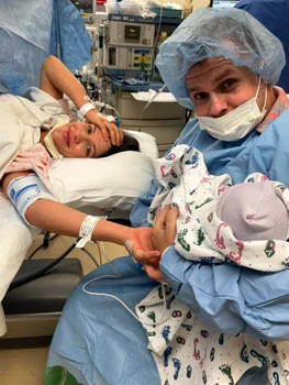 Codin Maticiuc, tata a treia oara, impreuna cu Ana Pandeli si fiica lor, Ilinca (1) jpg