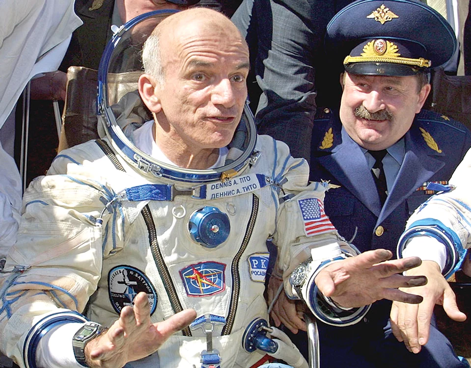 
    În 2001,  miliardarul  californian  Dennis Tito  îşi vede visul  împlinit  