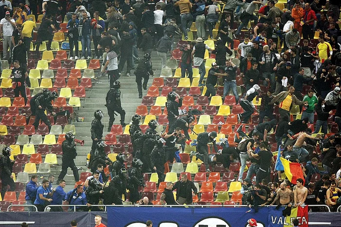 Bătăile dintre forţele de ordine şi fani de la meciul cu Ungaria ar putea să ne costeFoto: Mediafax