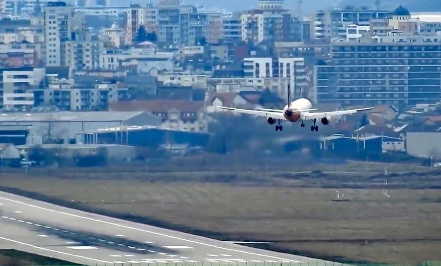 Aterizări dificile pe Aeroportul Internațional din Cluj din cauza vântului: „Se simt în cabină, dar pasagerii cunosc motivele”