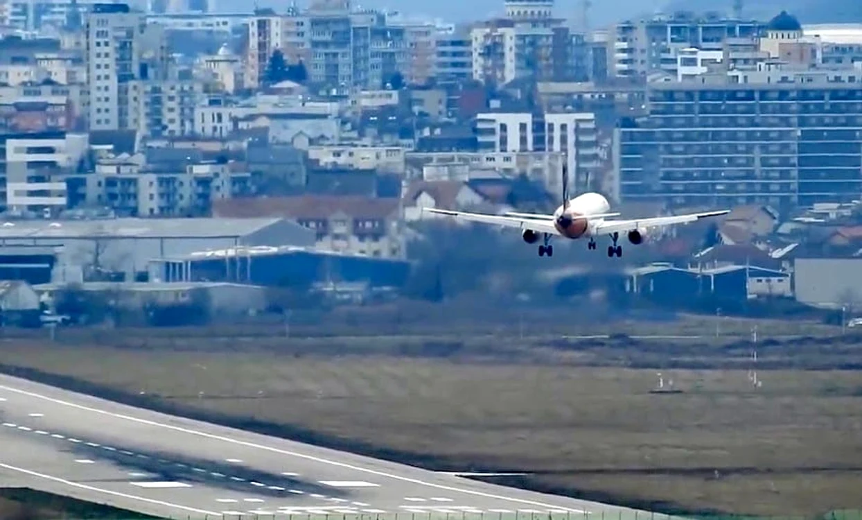 Avioanele au aterizat dificil pe Aeroportul din Cluj FOTO: Captură video Facebook/Cluj Spotting