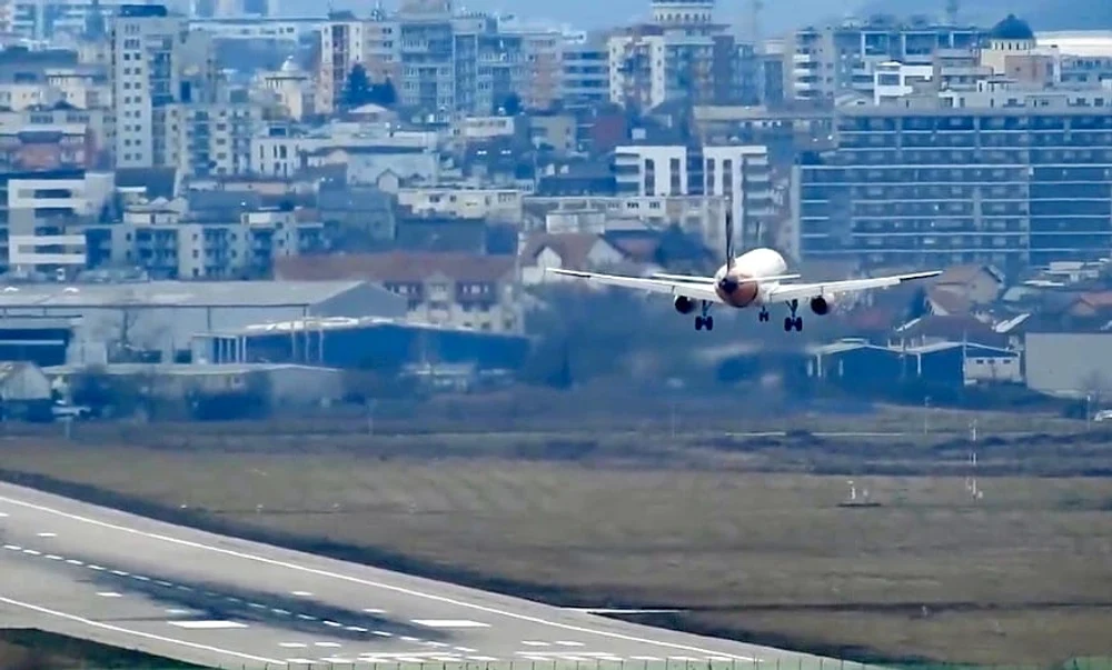 Aterizări dificile pe Aeroportul Internațional din Cluj din cauza vântului: „Se simt în cabină, dar pasagerii cunosc motivele”