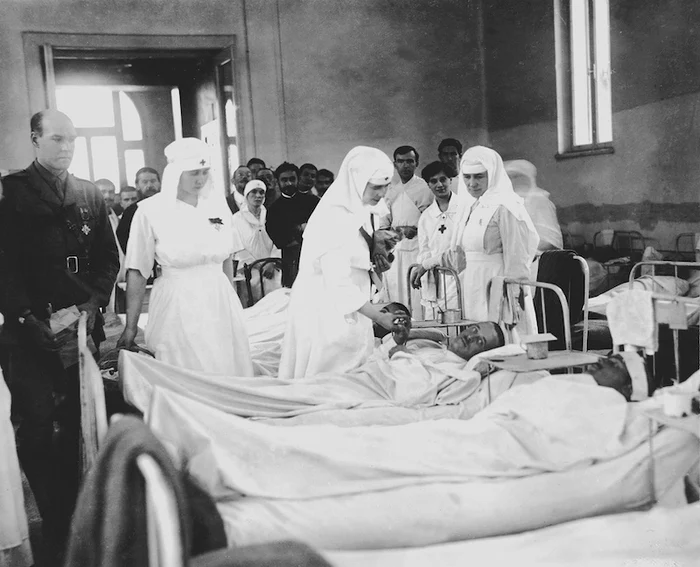 1 3 TITLU MARE Spitalele de campanie 1917 septembrie Regina cu un bolnav ANR, SANIC, MEMORII 1 fond Casa Regală jpg jpeg