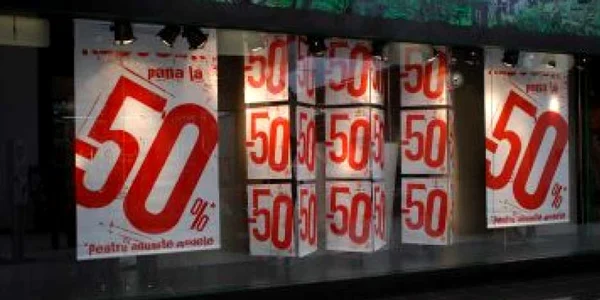 În marile magazine, reducerile sunt de până la 50 %, foto Ciprian Dragomir