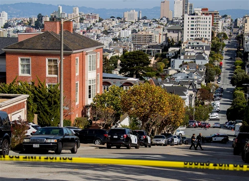 Mașini de poliție și ale FBI, în fața casei lui Nancy Pelosi, în San Francisco