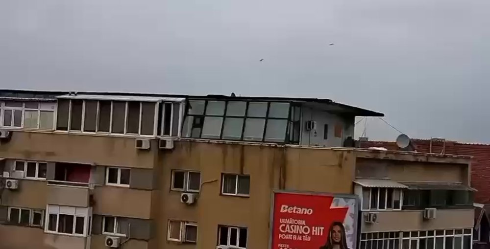 Momentul în care mascații intervin pentru capturarea „lunetistului” cu armă airsoft, aflat pe un bloc din Capitală