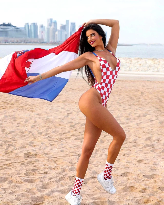 Ivana Knoll, cea mai cunoscută suporteră a Croației. Foto - Instagram