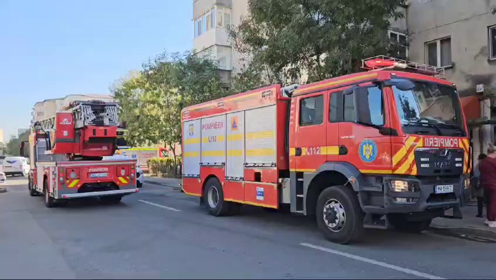 Incendiu provocat cu intenție într-un bloc din Slatina. Zece persoane au fost evacuate, printre acestea un bebeluș de nouă luni