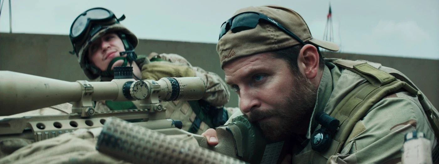 Bradley Cooper, în rolul lunetistului Chris Kyle din drama de război „American Sniper“ FOTO Warner Bros.